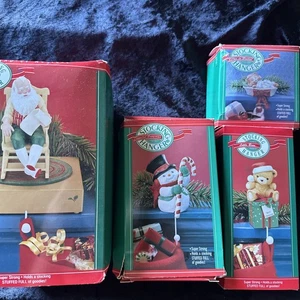 Menge 4 Vintage Hallmark Weihnachten Strumpf Aufhänger Santa Spieluhr Schneemann Kätzchen - Bild 1 von 7