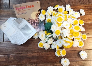 Lote 100 flores hilo margarita flor telar flor para hacer proyecto afgano blanco amarillo - Imagen 1 de 11