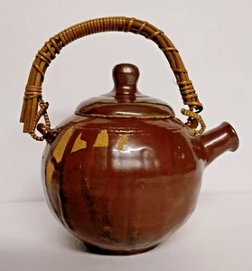 Tetera de gres rústica hecha a mano con tapa y mango de mimbre ~ cerámica artesanal vintage - Imagen 1 de 12