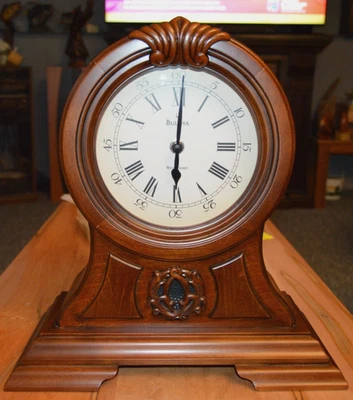 Descatalogado Bulova B1998 Marlborough Chiming Mantel Reloj en Nogal Antiguo Foto 1 de 4
