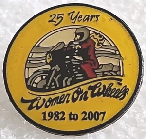 PIN ÚNICO MUJER SOBRE RUEDAS 25 ANIVERSARIO 1982-2007 RARO USADO - Imagen 1 de 3