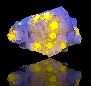 71 Karat voll terminierte fluoreszierende phosphoreszierende Apatitkristalle auf Albit - Bild 1 von 15