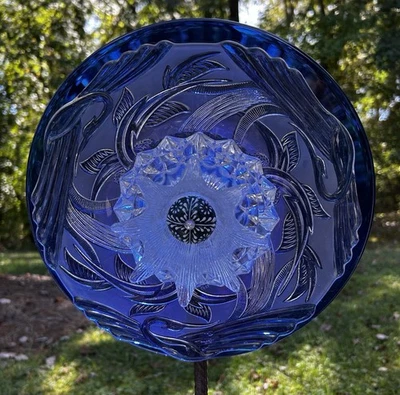 Arte de patio reutilizado de flores de jardín de vidrio con diseño de grúa transparente y cobalto Foto 1 de 4