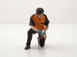 Figur Detail Master Wheel Cleaning schwarz orange 1:18 Modelle American Diorama - Bild 1 von 4