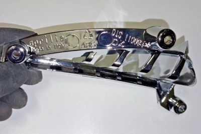 APRILIA SCARABEO LIGHT GRIGLIA SFOGO ARIA LATO DX CROMATA NUOVA ORIG. AP8179105 - Immagine 1 di 3