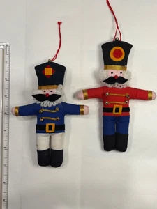 Weihnachtsschmuck: Set aus 2 Stoff-Nussknackerpuppen, eine rot, eine blau 6 Zoll groß. - Bild 1 von 6