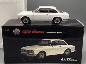 Modellini auto 1:18 AUTOart Millennium Alfa Romeo 1750 GTV bianco in confezione originale - Foto 1 di 13