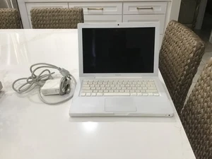 Apple White Unibody A1342 Laptop Computer Parts Only - Afbeelding 1 van 1
