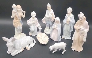 9- Vintage RR Roman Porcelain Nativity Set Japan " BEAUTIFUL" - Picture 1 of 23