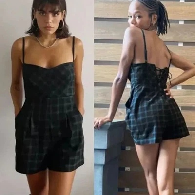 Mono-mameluco pequeño Urban Outfitters a cuadros azul marino y verde para mujer Foto 1 de 4