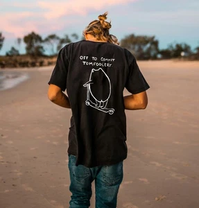 Off To Commit Tomfoolery Unisex T-Shirt - urkomischer Frosch lustig Kunst Witz Geschenk Ihn - Bild 1 von 8