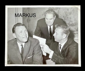 VINTAGE MICKEY MANTLE 1961 YANKEES NEWS WIRE PHOTO SIGNING NEW CONTRACT FOR 1962 - Picture 1 of 2