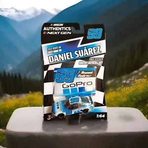 NASCAR AUTHENTISCH.. DANIEL SUAREZ.. 2022 WAVE 08.. GO PRO AUTO. NÄCHSTE GEN. 1:64 - Bild 1 von 4