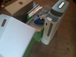 Microsoft Xbox 360 Premium 20 GB Weiß Spielekonsole (PAL) + 4 Spiele + Controlle - Bild 1 von 2