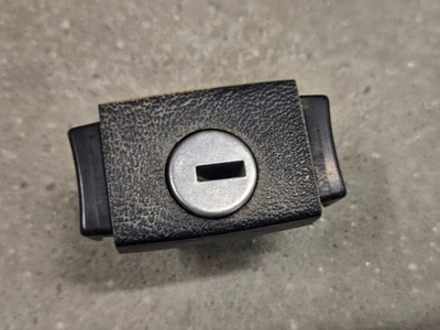 CHEVY BLAZER S10 FORD F150 BRONCO JEEP CONSOLE GLOVE BOX LOCK LATCH FADED 78-96 Foto 1 de 4
