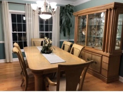 Beautiful dining room set - Table and China  6 Chairs 2 table leaves - Image 1 of 4
