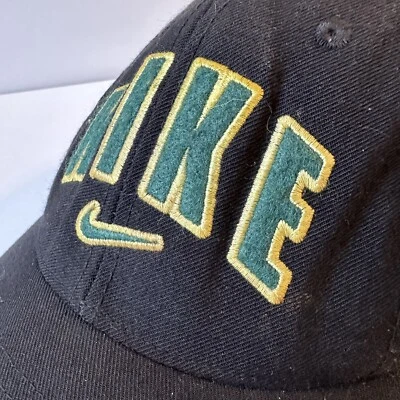 Gorra Nike Años 90 Vintage Negra - Letras Amarillas/Verdes Con Swoosh Centrado Debajo Foto 1 de 4