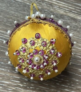 Spilla natalizia vintage fatta a mano ornamento oro giallo viola perle paillettes ornate - Foto 1 di 3