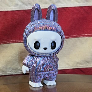 Bambola mostro viola seta arcobaleno LABUBU multicolore stampa 3d altezza 5,5" - Foto 1 di 6