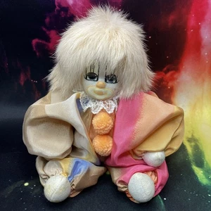 Vintage Q-TEE Clown Sand Puppe Anhänger Handbemalt Gesicht Rosa Pfirsich Hellbraun Gelb Outfit - Bild 1 von 6