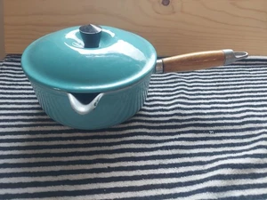 Le Creuset 18 Marseille Turquoise Saucepan Wood Handle Lid 1.8 Quart Pour Spout - Picture 1 of 8