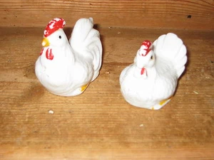 SAMMLERPAAR GEWÜRZE NÜTZLICHES SALZPFEFFER HENNE HENHAHN FARM LANDLEBEN - Bild 1 von 4