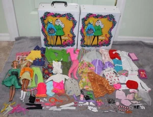 LOTTO ABBIGLIAMENTO VINTAGE ANNI '60-'70 BARBIE & VESTITI TALKING & TNT MOD GIOIELLI++ - Foto 1 di 20