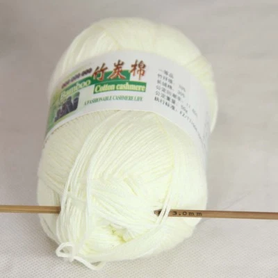 Lo último 1Skein X 50g Bebé Natural Suave Bambú Algodón Tejer Hilo Prendas de Punto Foto 1 de 4