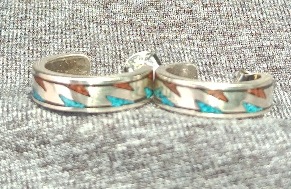 Pendientes Navajo de Colección Esterlina, con Incrustación Turquesa/Coral Triturada, Marca Coyote Foto 1 de 4