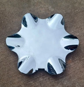 Aftermarket Cadillac Escalade GMC Yukon center cap, 1999-2000 p/n 9593754 02 - Picture 1 of 3