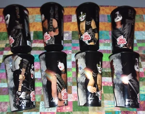 Kiss 7-11 Seven Eleven 2010 BIG GULP Tassen 2 SETS Tommy/Paul/Eric/Gene unbenutzt - Bild 1 von 6