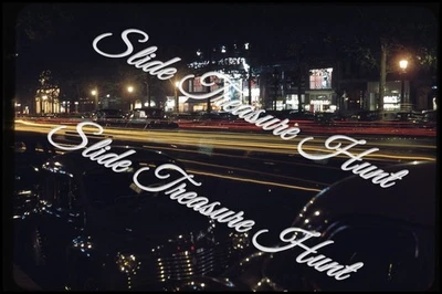 Letreros de coches de escena callejera de Europa noche 35 mm diapositiva años 50 Kodachrome Foto 1 de 3