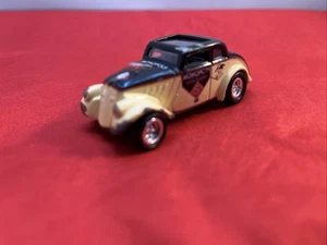 Johnny Lightning 1933 Willy's Monopoly 33 Willys Coupe Drag Car schwarz & hellbraun - Bild 1 von 3