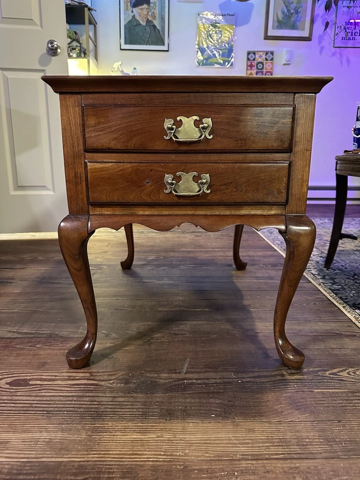 Mesa auxiliar de mesita de noche Pennsylvania House de madera de cerezo estilo Queen Anne Foto 1 de 4