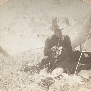 Uniforme de costura de soldado de Estados Unidos en campamento tarjeta estereográfica vintage vista estéreo - Imagen 1 de 4