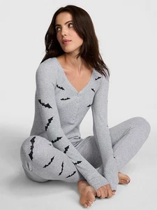 Nuevo con etiquetas Rosa Victoria’s Secret Halloween Térmico Una Pieza Gris Murciélagos Talla Pequeña - Imagen 1 de 2