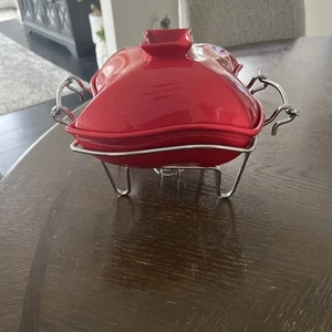 Godinger 1QT Covered Red Porcelain Baker w Lid & Warmer Serving Rack Buffet Dish - Picture 1 of 7