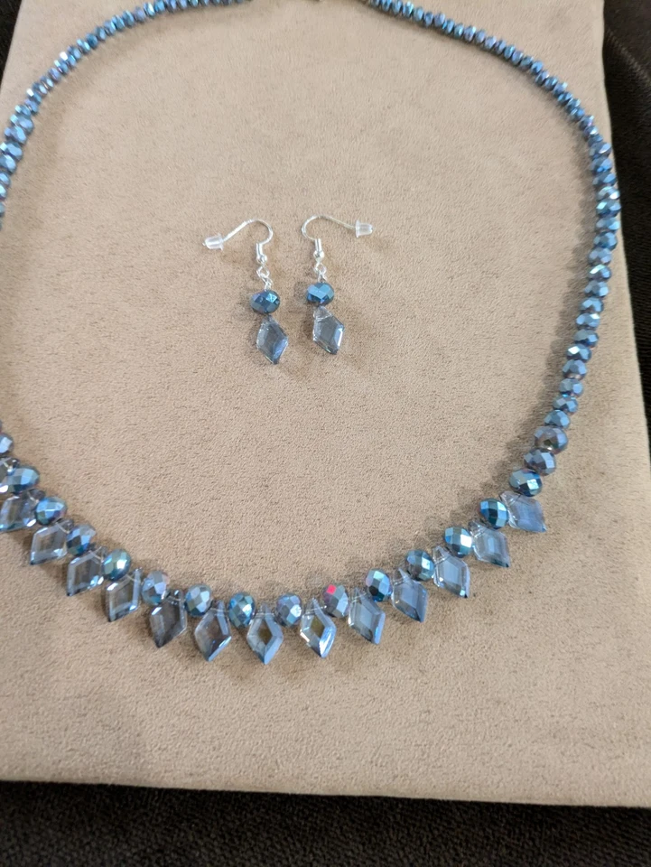 Collar con cuentas a mano en tonos de púrpura claro con pendientes brillantes a juego  Foto 1 de 4