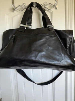 Bolsa de viaje clásica de fin de semana de cuero sintético negra espaciosa grande Calvin Klein Foto 1 de 4