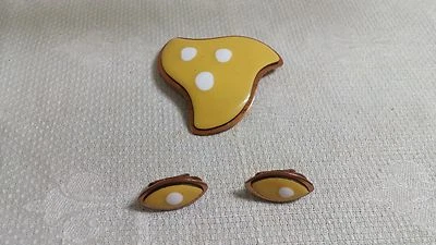 Pendientes de clip ovalados de cobre esmaltado amarillo a lunares blancos y broche a juego Foto 1 de 4