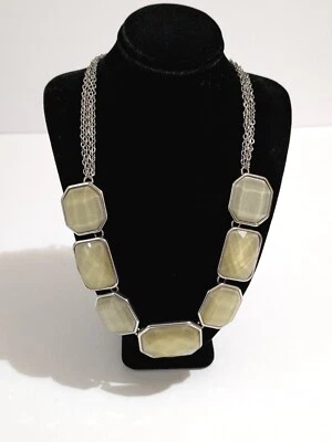 Colar Ann Taylor Loft tom prata com pingentes facetados tom amarelo/verde 16" - Imagem 1 de 4