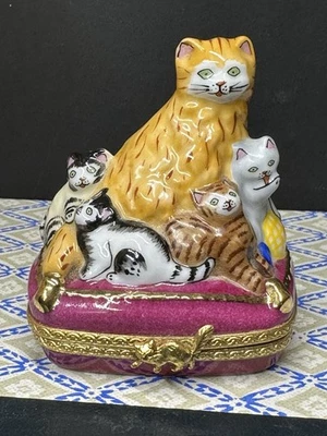 Caja de baratijas de porcelana RARA Limoges Francia - pintada a mano - J Dumont, gato con gatitos Foto 1 de 4