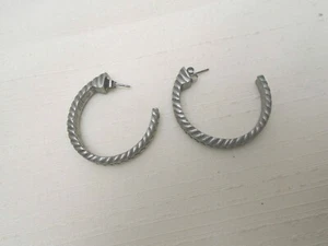 Pendientes de aro vintage de peltre gaviota 1988 diseño trenzado textura banda de rodadura de neumáticos - Imagen 1 de 4