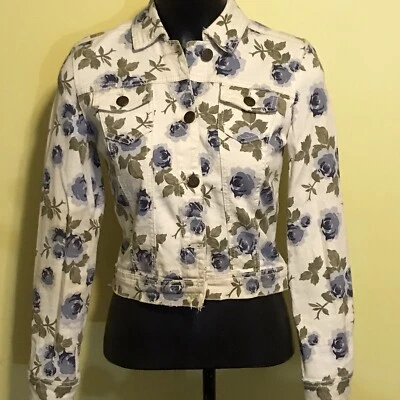 Chaqueta Denim Floral Hot Kiss Juniors Talla Pequeña Botón Frontal Recortada  Foto 1 de 4
