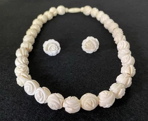 VINTAGE handgeschnitzte Rose PERLEN 16 Zoll HALSKETTE & Schraubverschluss OHRRINGE Set - CREME - Bild 1 von 10