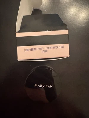 Mary Kay Silky Setting Powder 175891 Light Medium Ivory Facial Makeup 0.28 Oz  - Image 1 of 2