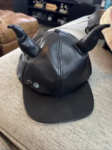 RARA GORRA DE BÉISBOL MALÉFICA TIENDA DISNEY - Con cuernos - Cuero sintético en muy buena condición - Imagen 1 de 9