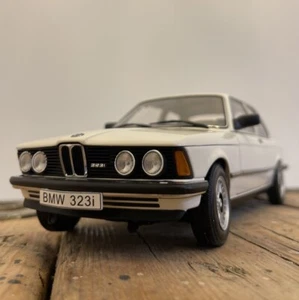 BMW E21 3-Series 323i 1:18 coche modelo AutoArt blanco - Imagen 1 de 14