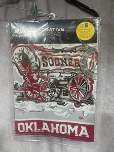 Nuova bandiera squadra decorativa Oklahoma Sooner 2 lati sempreverde - giardino 18" x 12,5" - Foto 1 di 2