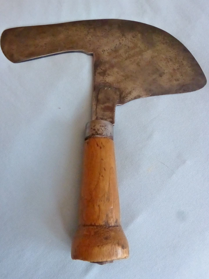 Ancienne serpe à talon poudo + étui cuir outil ancien vigneron vigne marque J - Photo 1/4